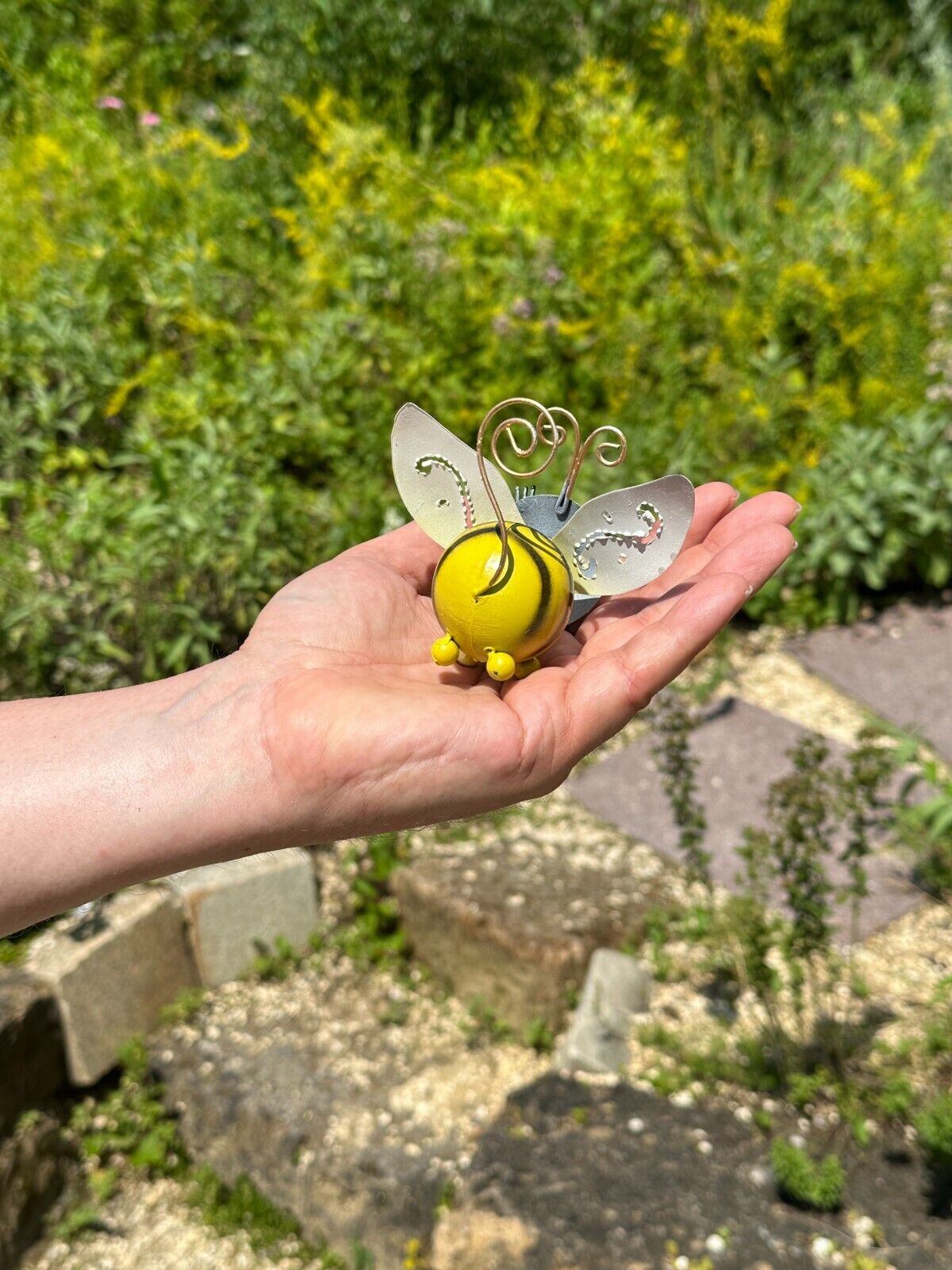 Gartenfigur aus Metall kleine Biene handgemachte Gartendekoration Gartenskulptur