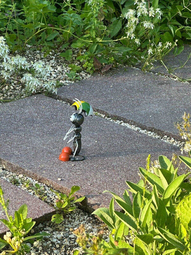 Ameise mit Schirm Gartenfigur aus Metall handgemachte Gartendekoration - Bali Paradies