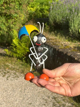 Ameise mit Schirm Gartenfigur aus Metall handgemachte Gartendekoration - Bali Paradies