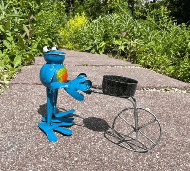 Frosch mit Schubkarre Blau Gartendekoration aus Metall mit Teelichthalter - Bali Paradies